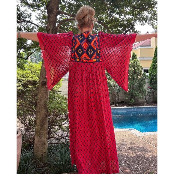 Vintage 1960s Rikma Red Keffiyeh Caftan Dress, Size Small, Angel Sleeves - Picture 3 of 16